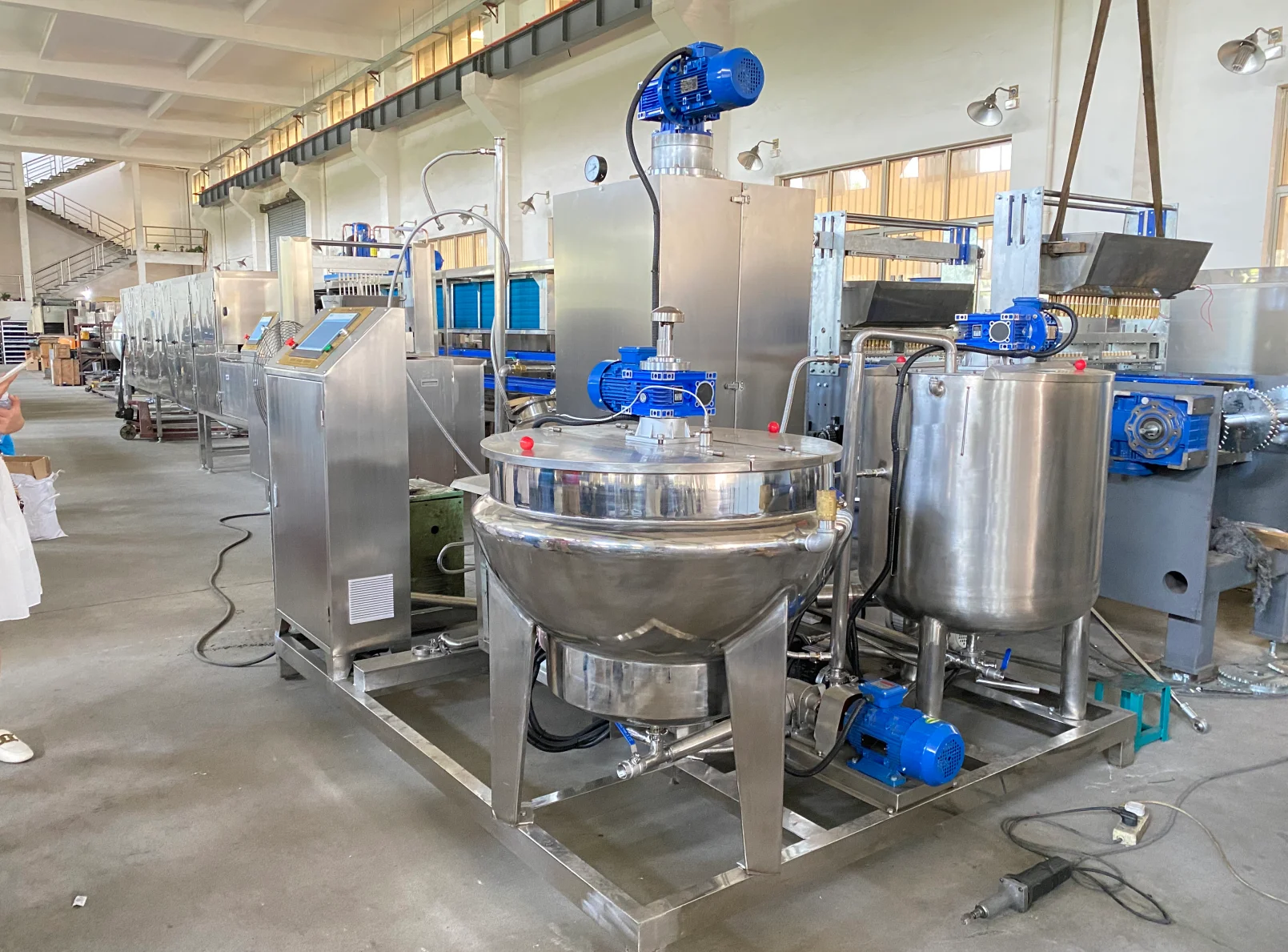 Gummy cooking and dosing system preparing syrup at target solids
