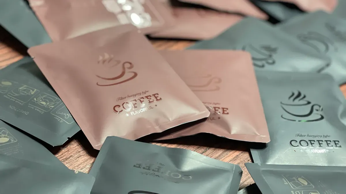 Tek porsiyonluk toz içecekler için yaygın olarak kullanılan bir poşet ambalaj türü olan, üç kenarı yapıştırılmış düz filtre kahve çubuk paketleri